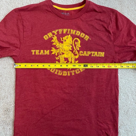 Harry Potter Wizarding World Gryffindor Quidditch Team Captain T Shirt Sz S Red - Picture 7 of 7